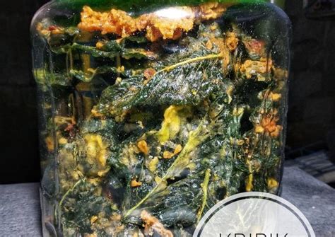 Resep keripik bayam kriuk berikut dibuat dengan campuran tepung beras dan santan agar lebih renyah. Resep Kripik Bayam oleh Faray Soraya - Cookpad