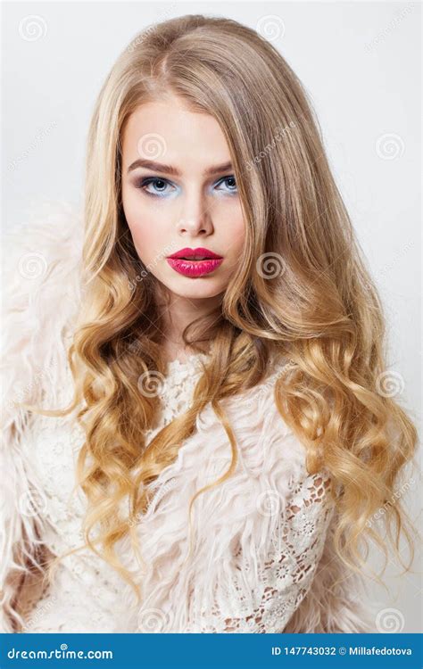 Sexy Blondevrouw Met Perfecte Krullende Haar En Make Up Mooi