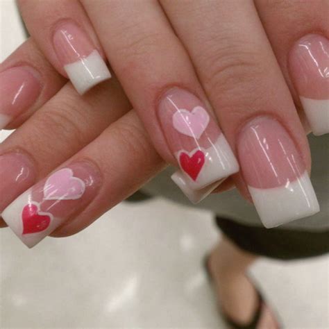 * puede compartir imágenes diseños de uñas acrilicas en las redes sociales. 50 Cute Valentines Nail Designs With Hearts - Noted List