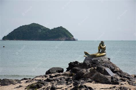 Premium Photo Songkhla Thailand August 16 Landmarks Mermaid Statue On