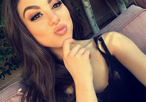 kira kosarin on twitter sending a kiss 2 everyone voting for kca 😘 vote at