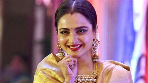 Happy Birthday Rekha 7 Controversial Pictures Of Bollywood S Beloved Umrao Jaan