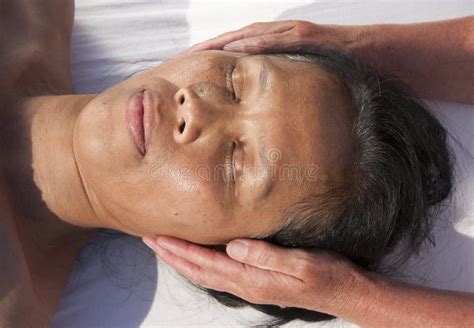 Massagem Facial Japonesa Foto De Stock Imagem De Medial 27103048