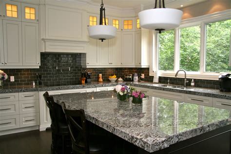 How To Choose A Backsplash With Granite Countertops 2020 In 2020