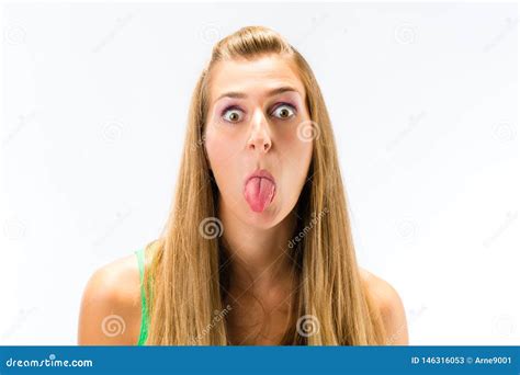 Junge Frau Die Mit Ihre Zunge Heraus Haften Neckt Stockbild Bild Von Auge Porträt 146316053