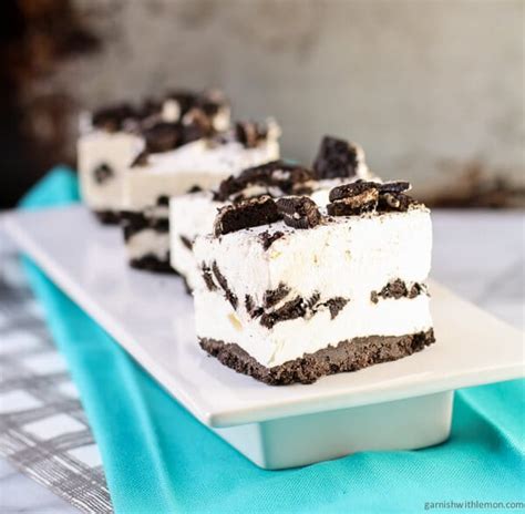 In another bowl, combine the cream cheese, sour cream, sugar and vanilla. mini oreo cheesecake without sour cream