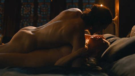 Emilia Clarke Nue Dans Game Of Thrones