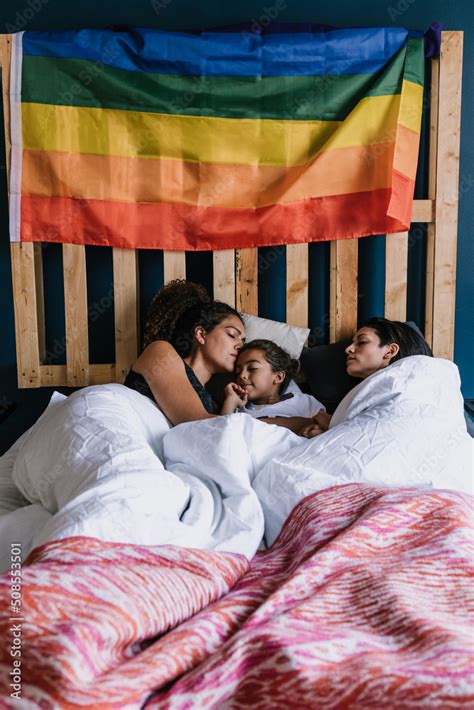 Familia Joven De Mujeres Lesbianas Latinas Con Hija Peque A Durmiendo En Cama Con La Bandera