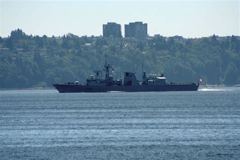 Hmcs Calgary The Canadian Forces Ship Hmcs Calgary Sails F Flickr