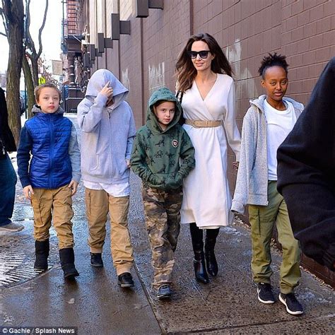 【ヴィヴィアンちゃんの笑顔にブラピの面影…!？】アンジェリーナ・ジョリーが子どもたちを連れて「スター・ウォーズ/最後のジェダイ」にお出かけ!Angelina Jolie takes her ...