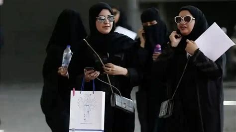 পরাধীনতার অবসান নতুন আইনে একাকী স্বাধীন সৌদির মহিলারা Saudi Arabia Allows Adult Women To Live