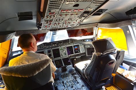 Hier sehen sie wie er von innen aussieht. Emirates Airbus A380 Cockpit Innen Stockfoto und mehr ...