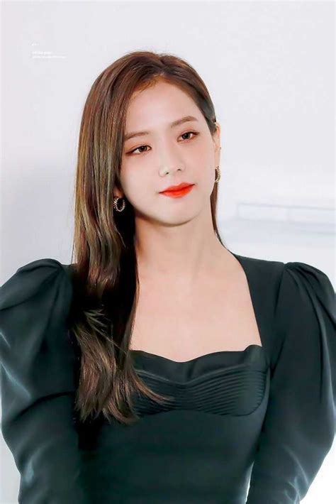 Dior has had a resurgence among the fashion followers and trend setters. Kim Jisoo muere de BLACKPINK