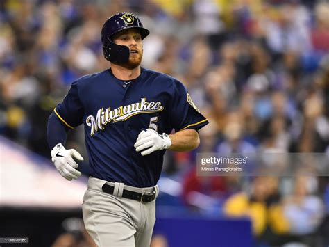 Cory Spangenberg Of The Milwaukee Brewers Runs To First Base Against ニュース写真 Getty Images