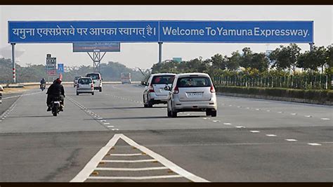 Speed Limit Reduced On Yamuna Expressway Due To Winter Fog Hindustan