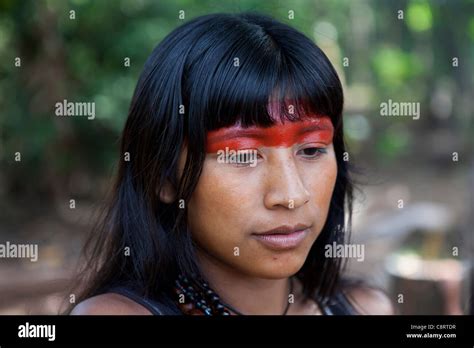 Xingu tribe woman Banque de photographies et dimages à haute résolution Alamy
