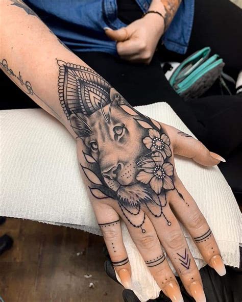 top 73 best hand tattoos for women [2021 inspiration guide]