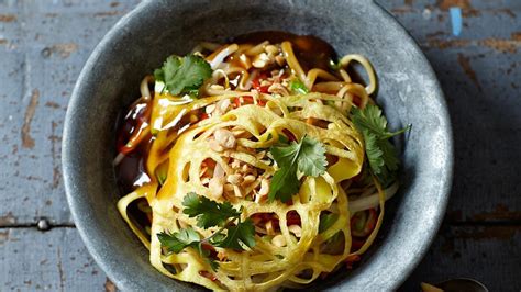 If you need to make a meal with carbohydrates and protein and can't run to a tuna sandwich, scrambled eggs on toast or anything conventional, you can cook. Fried Noodles with Egg Net and Spicy Vegetables | Unilever ...