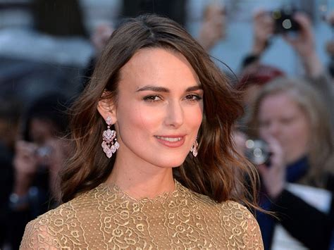 keira knightley reveals she s been wearing wigs for years and we re kind of relieved ellemag