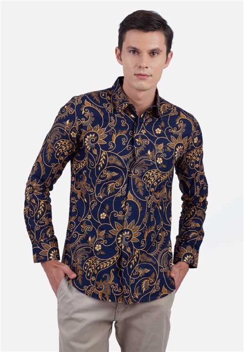 Model tunik pada gambar adalah salah satu model baju batik atasan yang sedang populer saat ini. Tren Gaya 32+ Model Baju Batik Pria Modern