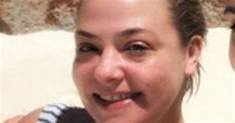 Slim Lisa Armstrong Strips Down To Her Swimsuit On Middle East Holiday