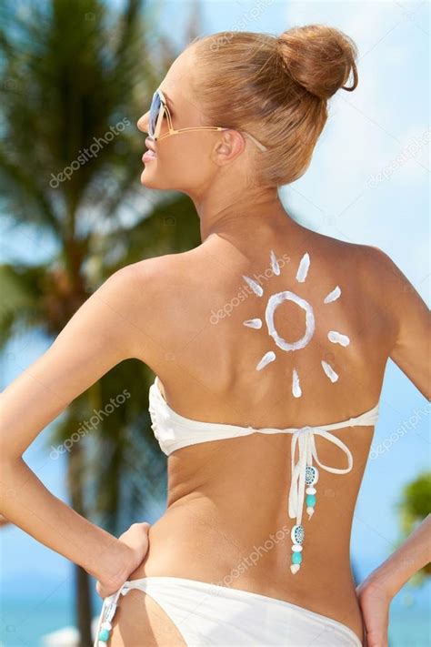 Mujer Sexy En Bikini Con Dibujo De Sol En La Piel Fotograf A De Stock Dashek