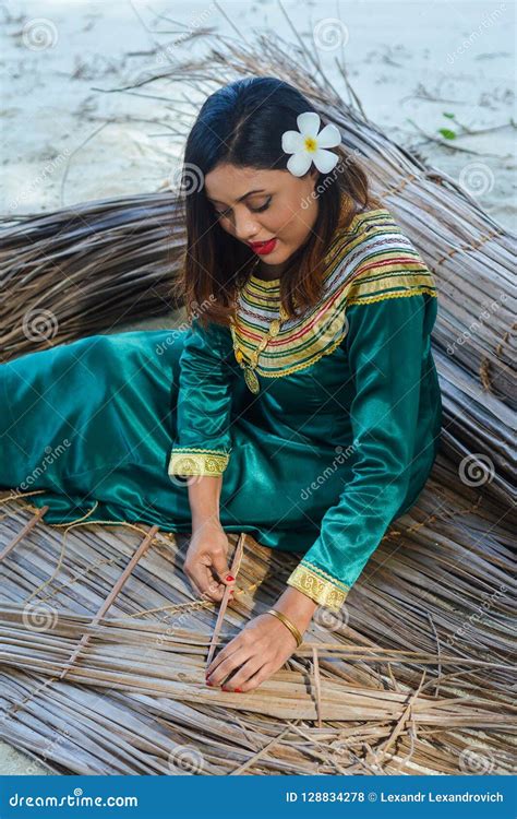Beautiful Maldivian Woman In National Dress Making Plates From Dry