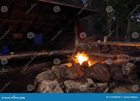 Log Cabin Lean To Shelter In The Adirondack Mountains Stock Photo
