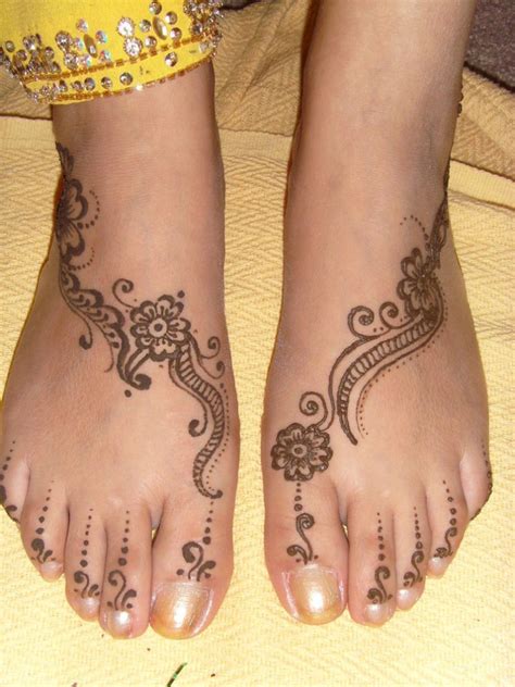 If you are new to henna, then you can always try a simpler design of basic lines. TEXAS: Henna Designs For Feet