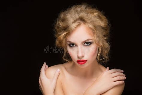 Belle Fille Blonde Sexy Lisant Un Livre Se Trouvant Dessus Photo Stock