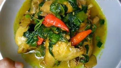 Siapa yang tidak pernah makan opor ayam? Resep Ayam Bumbu Kuning Kemangi Hidangan Lebaran Tanpa ...