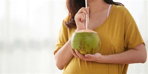 Minum satu atau dua porsi air kelapa setiap hari tidak berbahaya, kecuali jika anda. 6 Efek Samping Air Kelapa Jika Diminum Berlebihan