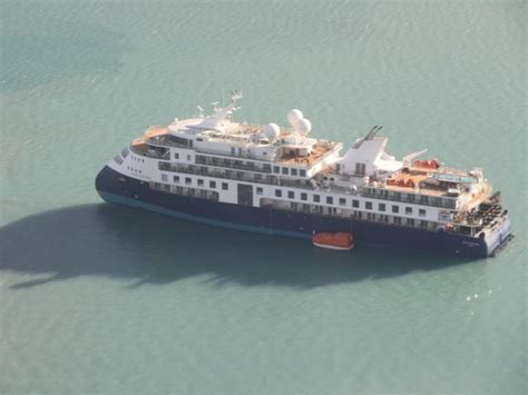 Luxury Cruise Passengers Stuck In Arctic After Ship Runs Aground Review Guruu