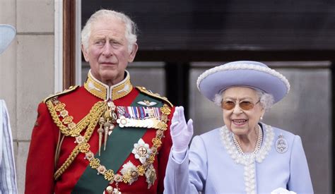 Linea Di Successione Elisabetta Ii Il Primo è Carlo Principe Del Galles