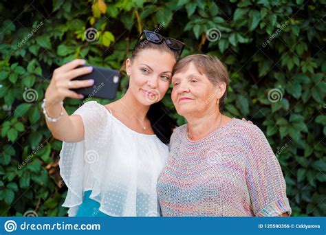 Vrij Oude Oma En Haar Kleindochter Doen Selfie Openlucht Rond Het Voor