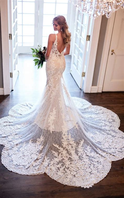 Fitted Lace Wedding Dress With Scalloped Train Martina Liana Wedding