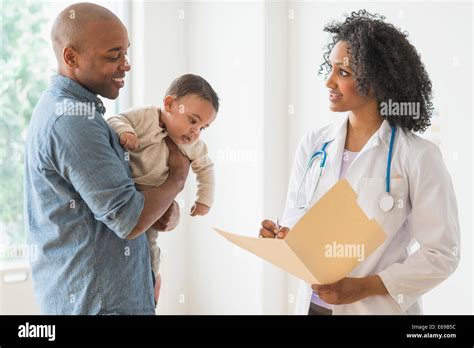 El Padre Con El Bebé Hablando Al Doctor Fotografía De Stock Alamy