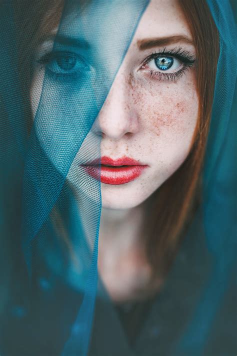 обои лицо женщины Рыжая модель портрет голубые глаза Красный Фотография Зеленый Синий