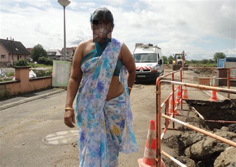 Tamil Aunty Saree Blouse Removing Hd Photo 2017 Latest