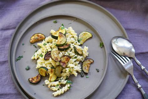 Lauwarmer Nudelsalat Mit Mascarpone Zucchini Und Kr Utern Ye Olde