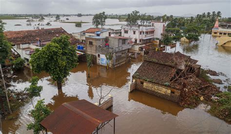 Floods Navy Rescues Over 14000 People From Maharashtra Karnataka And Goa Gg2