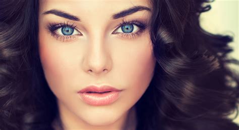 Best Makeup Looks For Blue Eyes And Dark Hair