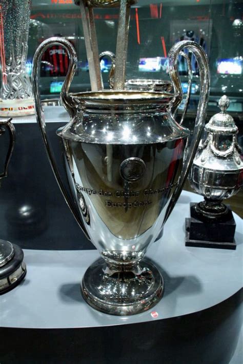 A narrow base shaped into a rounded body of the trophy. Ajax Museum - worldcupballs.info