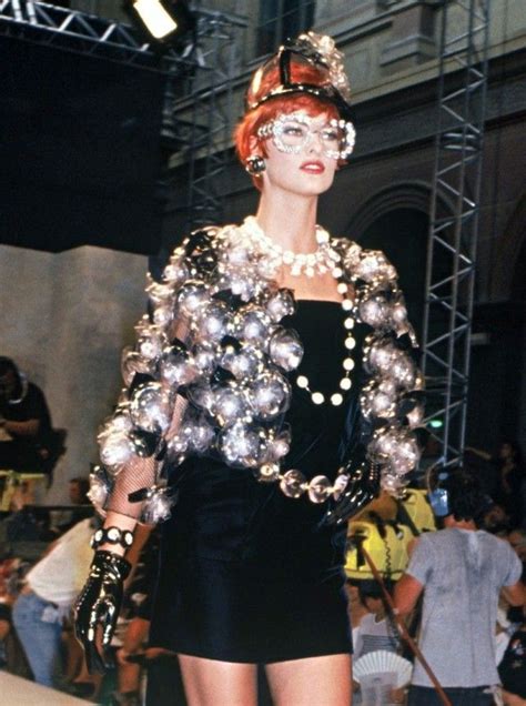 Timeless Fashion Linda Evangelista For Chanel Couture Fall 1991