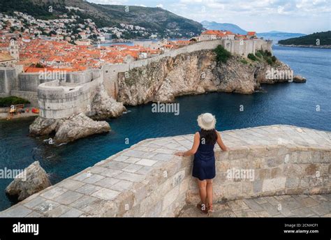 Frau Reisende In Dubrovnik Altstadt In Dalmatien Kroatien Das Prominente Reiseziel Von
