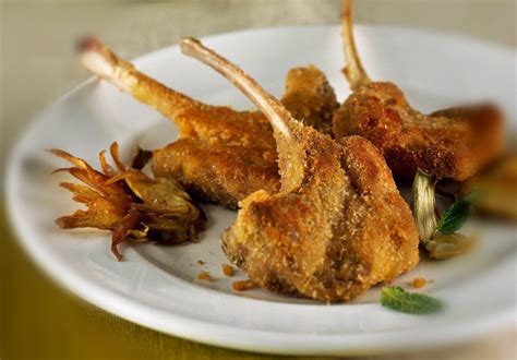 Sopra ognuno disponete le costolette, conditele con sale, pepe, un po' di prezzemolo tritato, succo di limone e una. Costolette di vitello impanate e fritte | Ricetta ed ...