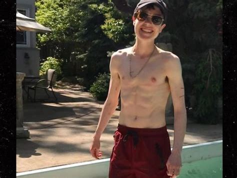 Elliot Page Impresses Fans With Six Pack In Shirtless Vrogue Co
