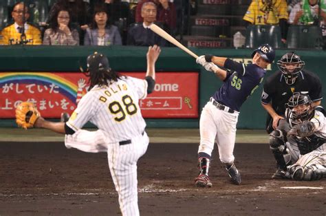 ＜神・ヤ＞9回2死、右越えに決勝ソロを放つ奥村（投手・ドリス） （撮影・成瀬 徹） ― スポニチ Sponichi Annex 野球