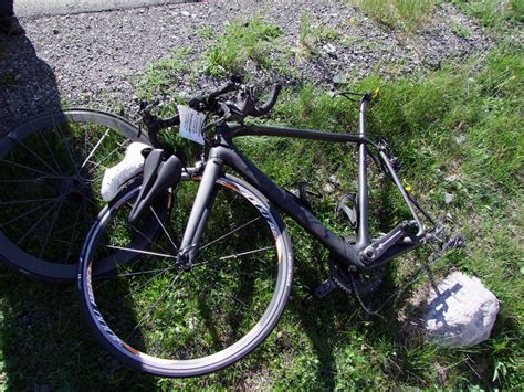 Nach medienberichten kam das auto, in dem der nachwuchsfußballer saß, von der strecke ab und prallte auf der anderen fahrbahnseite in. Forcola di Livigno: Ciclista gravemente ferito