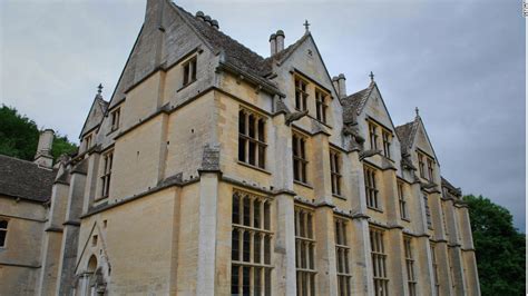Jason longfield wakes up in a strange forest. قصر مانسيون الخشبي Woodchester Mansion | المرسال